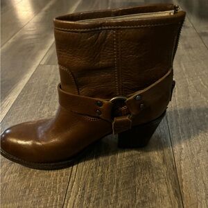 Frye short booties size 8 brown great shape